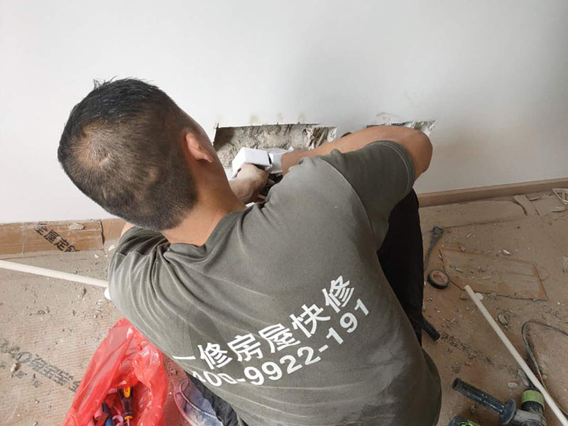 插座面板安裝:1.首先插座的導線安裝上需要注意，電源導線需要使用銅線橫截面，布線時一定要遵循&ldquo;火線進開關，零線進燈頭&rdquo;的原則，還要在插座上設漏電保護裝置。 2.先確定好各個插座需要安裝的位置，在日后電器使用來決定。一般明裝距離地面最好不低于1.8米，暗裝距離地面不低于 0.3米，廚房和衛(wèi)生間的插座應在1.5米以上，空調插座至少要在2米以上。 3.臥室床頭多做二插，廚衛(wèi)多做三插。 4.要是日后是用來使用空調、冰箱、抽油煙機等大功率電器，那么就需要使用獨立插座，超負荷運行，易引起火災。三孔插座的地線一定要接，不可以讓之形同虛設，不然一旦漏電，會導致觸電。多設幾個回路，防止一個短路全房間用電癱瘓。 5.需要暗裝用插座外盒框畫出框架，然后按照畫出的框架線挖坑，深度與插座厚度相當。