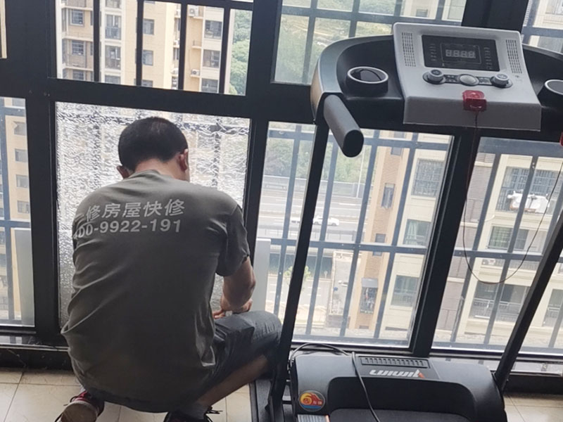 鋼化玻璃更換：鋼化玻璃門若是不符合安裝尺寸，再返工就非常麻煩，因此在開始測量的時候就要做到準確。用玻璃吸盤先把玻璃板西經(jīng)，玻璃就位。將玻璃板上部插入門框里的限位槽，再把玻璃板的下部安放于底托飾面的對口縫內(nèi)。玻璃板固定好厚，在頂部的限位槽與底托的固定處，和玻璃板與框柱的對縫位置等注膠封口。門扇高度確定以后，在玻璃板與進出橫檔內(nèi)的兩側(cè)空隙處，同時通過兩邊插入小木條，輕敲穩(wěn)實，在小木條、門扇玻璃與橫檔之間形成的縫隙里注入玻璃膠，再用以上方法處理殘跡。