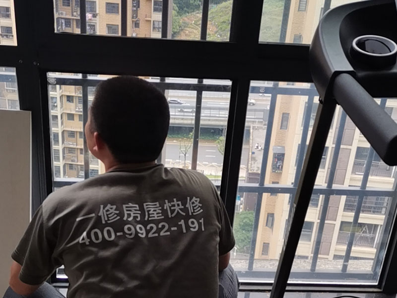 鋼化玻璃更換：鋼化玻璃門若是不符合安裝尺寸，再返工就非常麻煩，因此在開始測量的時候就要做到準確。用玻璃吸盤先把玻璃板西經(jīng)，玻璃就位。將玻璃板上部插入門框里的限位槽，再把玻璃板的下部安放于底托飾面的對口縫內(nèi)。玻璃板固定好厚，在頂部的限位槽與底托的固定處，和玻璃板與框柱的對縫位置等注膠封口。門扇高度確定以后，在玻璃板與進出橫檔內(nèi)的兩側(cè)空隙處，同時通過兩邊插入小木條，輕敲穩(wěn)實，在小木條、門扇玻璃與橫檔之間形成的縫隙里注入玻璃膠，再用以上方法處理殘跡。