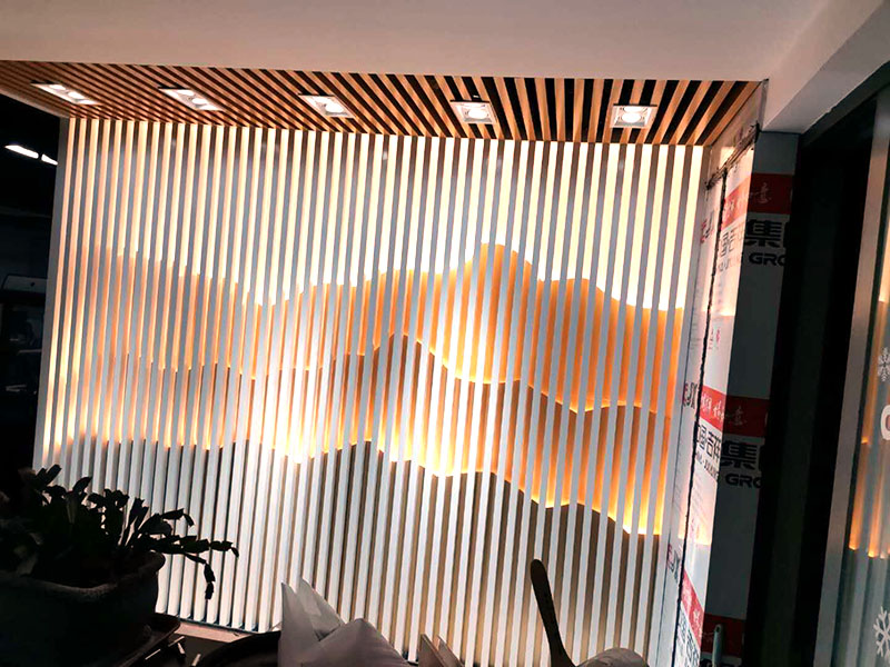 門店背景墻裝修：清掃基層、填補(bǔ)縫隙&rarr;石膏板面接縫處貼接縫帶、補(bǔ)膩?zhàn)?、磨砂?rarr;滿刮膩?zhàn)?、磨?rarr;涂刷防潮劑&rarr;涂刷底膠&rarr;墻面彈線&rarr;壁紙浸水&rarr;壁紙、基層涂刷粘結(jié)劑&rarr;墻紙裁紙、刷膠&rarr;上墻裱貼、拼縫、搭接、對(duì)花&rarr;趕壓膠粘劑氣泡&rarr;擦凈膠水&rarr;修整。