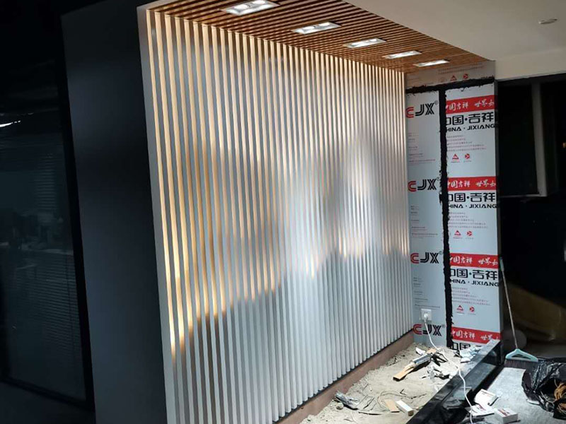 門店背景墻裝修：清掃基層、填補(bǔ)縫隙&rarr;石膏板面接縫處貼接縫帶、補(bǔ)膩?zhàn)?、磨砂?rarr;滿刮膩?zhàn)印⒛テ?rarr;涂刷防潮劑&rarr;涂刷底膠&rarr;墻面彈線&rarr;壁紙浸水&rarr;壁紙、基層涂刷粘結(jié)劑&rarr;墻紙裁紙、刷膠&rarr;上墻裱貼、拼縫、搭接、對(duì)花&rarr;趕壓膠粘劑氣泡&rarr;擦凈膠水&rarr;修整。