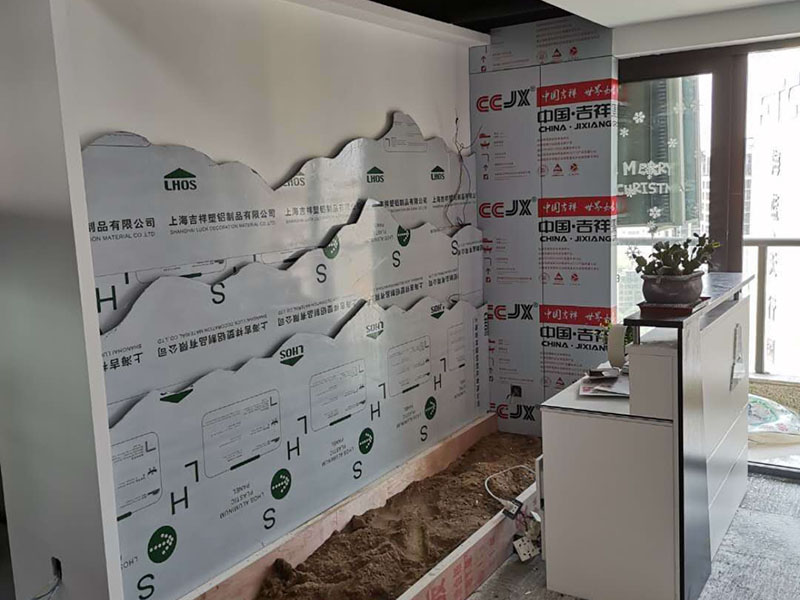 門店背景墻裝修：清掃基層、填補(bǔ)縫隙&rarr;石膏板面接縫處貼接縫帶、補(bǔ)膩?zhàn)?、磨砂?rarr;滿刮膩?zhàn)印⒛テ?rarr;涂刷防潮劑&rarr;涂刷底膠&rarr;墻面彈線&rarr;壁紙浸水&rarr;壁紙、基層涂刷粘結(jié)劑&rarr;墻紙裁紙、刷膠&rarr;上墻裱貼、拼縫、搭接、對(duì)花&rarr;趕壓膠粘劑氣泡&rarr;擦凈膠水&rarr;修整。