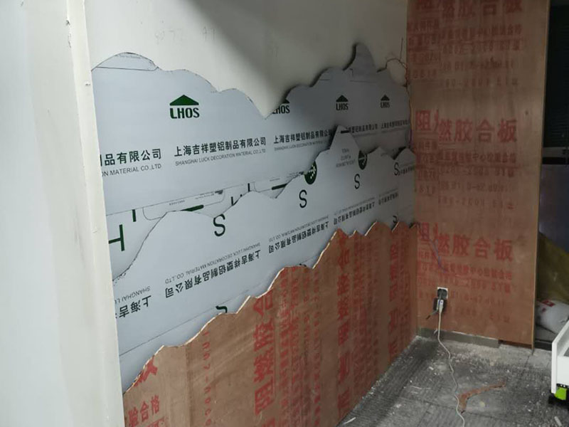 門店背景墻裝修：清掃基層、填補(bǔ)縫隙&rarr;石膏板面接縫處貼接縫帶、補(bǔ)膩?zhàn)?、磨砂?rarr;滿刮膩?zhàn)?、磨?rarr;涂刷防潮劑&rarr;涂刷底膠&rarr;墻面彈線&rarr;壁紙浸水&rarr;壁紙、基層涂刷粘結(jié)劑&rarr;墻紙裁紙、刷膠&rarr;上墻裱貼、拼縫、搭接、對(duì)花&rarr;趕壓膠粘劑氣泡&rarr;擦凈膠水&rarr;修整。