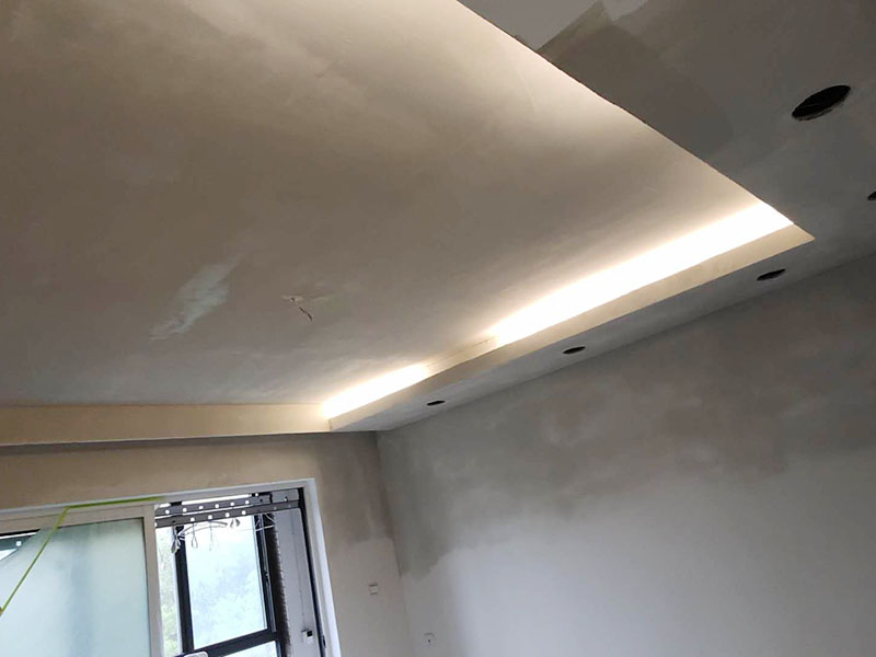 全屋墻面翻新：舊墻的基本處理bai包括清理舊墻面原有的乳膠du漆和膩子層的鏟除、木zhi裝修、其他表面裝飾物（如壁紙）的拆除，如果只是裝修了一兩年的墻面，墻面的膩子可以不用鏟除，用鋼刷和砂紙打磨墻面后就可以重新涂刷乳膠漆，如果裝修時間較長的就需要將膩子層鏟除后再進行后續(xù)工序。切記舊墻面一定要進行處理，不能直接涂刷，粉化嚴重的墻面要鏟除后，抹上一層白水泥，再進行涂刷。 墻面涂刷底漆的作用是抗堿防潮、封固基材、保護面漆，提高面漆的質感和遮蓋力。如果沒有刷底漆就直接上面漆的話，時間一長墻面就容易起泡、發(fā)霉，經(jīng)陽光長時間照射也會發(fā)生墻面變色的情況。