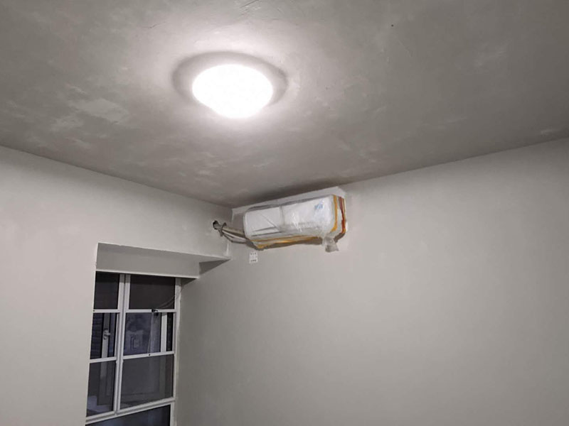 全屋墻面翻新：舊墻的基本處理bai包括清理舊墻面原有的乳膠du漆和膩子層的鏟除、木zhi裝修、其他表面裝飾物（如壁紙）的拆除，如果只是裝修了一兩年的墻面，墻面的膩子可以不用鏟除，用鋼刷和砂紙打磨墻面后就可以重新涂刷乳膠漆，如果裝修時間較長的就需要將膩子層鏟除后再進行后續(xù)工序。切記舊墻面一定要進行處理，不能直接涂刷，粉化嚴重的墻面要鏟除后，抹上一層白水泥，再進行涂刷。 墻面涂刷底漆的作用是抗堿防潮、封固基材、保護面漆，提高面漆的質感和遮蓋力。如果沒有刷底漆就直接上面漆的話，時間一長墻面就容易起泡、發(fā)霉，經(jīng)陽光長時間照射也會發(fā)生墻面變色的情況。