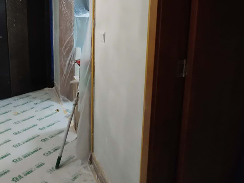 全屋墻面翻新：舊墻的基本處理bai包括清理舊墻面原有的乳膠du漆和膩子層的鏟除、木zhi裝修、其他表面裝飾物（如壁紙）的拆除，如果只是裝修了一兩年的墻面，墻面的膩子可以不用鏟除，用鋼刷和砂紙打磨墻面后就可以重新涂刷乳膠漆，如果裝修時間較長的就需要將膩子層鏟除后再進行后續(xù)工序。切記舊墻面一定要進行處理，不能直接涂刷，粉化嚴重的墻面要鏟除后，抹上一層白水泥，再進行涂刷。 墻面涂刷底漆的作用是抗堿防潮、封固基材、保護面漆，提高面漆的質感和遮蓋力。如果沒有刷底漆就直接上面漆的話，時間一長墻面就容易起泡、發(fā)霉，經(jīng)陽光長時間照射也會發(fā)生墻面變色的情況。