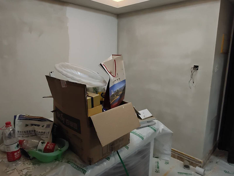 全屋墻面翻新：舊墻的基本處理bai包括清理舊墻面原有的乳膠du漆和膩子層的鏟除、木zhi裝修、其他表面裝飾物（如壁紙）的拆除，如果只是裝修了一兩年的墻面，墻面的膩子可以不用鏟除，用鋼刷和砂紙打磨墻面后就可以重新涂刷乳膠漆，如果裝修時間較長的就需要將膩子層鏟除后再進行后續(xù)工序。切記舊墻面一定要進行處理，不能直接涂刷，粉化嚴重的墻面要鏟除后，抹上一層白水泥，再進行涂刷。 墻面涂刷底漆的作用是抗堿防潮、封固基材、保護面漆，提高面漆的質感和遮蓋力。如果沒有刷底漆就直接上面漆的話，時間一長墻面就容易起泡、發(fā)霉，經(jīng)陽光長時間照射也會發(fā)生墻面變色的情況。