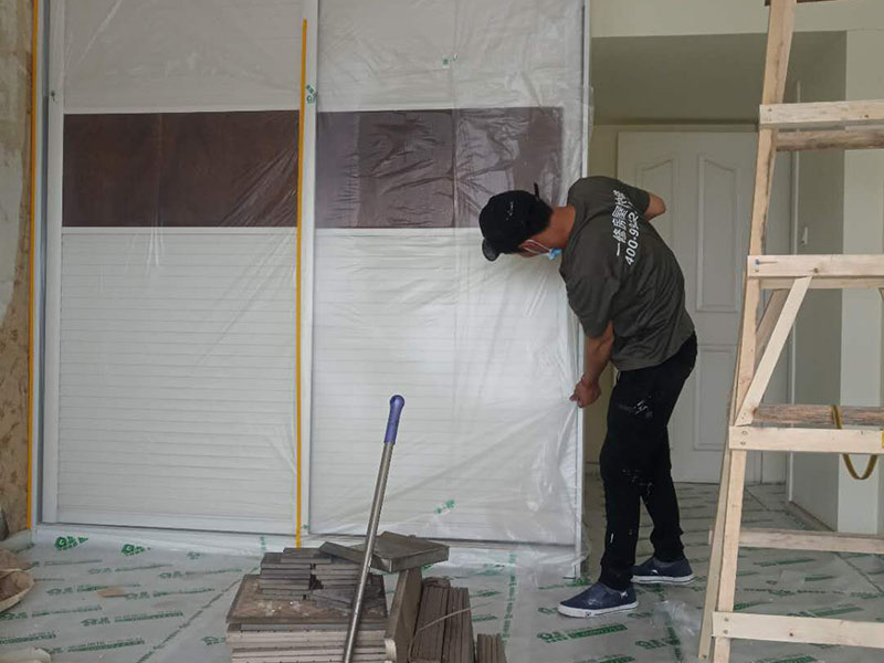 家具地板保護：在進行家居裝修的過程中，首先完成的就是地面的鋪設(shè)。因此，我們在進行其余施工時一定要注意對剛鋪好的地板進行保護。而在裝修時灰塵是一定避免不了的，為了防止嶄新的地板被沾染灰塵以及施工團隊人員等的腳印，最好先在地板上鋪一層防塵布等作為保護膜。除此之外，還是要在一天裝修結(jié)束后的時間里對防塵布等進行灰塵的清除和家居保養(yǎng)工作，特別是灰塵堆積過厚的地方，以免將來裝修結(jié)束后因為灰塵過多清理時意外污染地板。