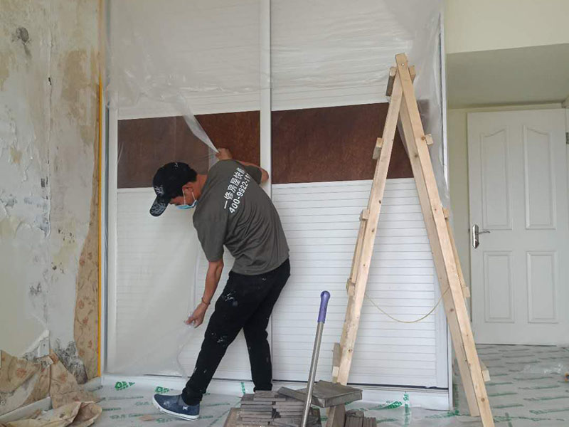 家具地板保護：在進行家居裝修的過程中，首先完成的就是地面的鋪設(shè)。因此，我們在進行其余施工時一定要注意對剛鋪好的地板進行保護。而在裝修時灰塵是一定避免不了的，為了防止嶄新的地板被沾染灰塵以及施工團隊人員等的腳印，最好先在地板上鋪一層防塵布等作為保護膜。除此之外，還是要在一天裝修結(jié)束后的時間里對防塵布等進行灰塵的清除和家居保養(yǎng)工作，特別是灰塵堆積過厚的地方，以免將來裝修結(jié)束后因為灰塵過多清理時意外污染地板。