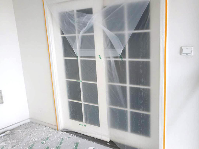 家具地板保護：在進行家居裝修的過程中，首先完成的就是地面的鋪設(shè)。因此，我們在進行其余施工時一定要注意對剛鋪好的地板進行保護。而在裝修時灰塵是一定避免不了的，為了防止嶄新的地板被沾染灰塵以及施工團隊人員等的腳印，最好先在地板上鋪一層防塵布等作為保護膜。除此之外，還是要在一天裝修結(jié)束后的時間里對防塵布等進行灰塵的清除和家居保養(yǎng)工作，特別是灰塵堆積過厚的地方，以免將來裝修結(jié)束后因為灰塵過多清理時意外污染地板。