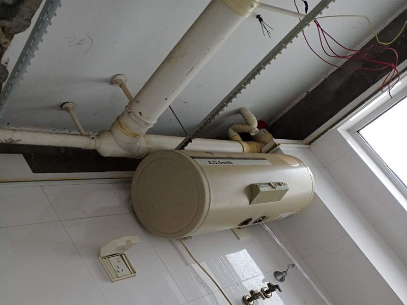 衛(wèi)生間吊頂安裝：明確電器及龍骨的具體位置。確du定吊頂安裝高度，浴霸zhi一般在2.1m-2.3m間可以發(fā)揮最大效果。高度明確后，做水平安裝角線。用螺絲或膠水(以防瓷磚被破壞)固定角線，轉(zhuǎn)彎處其對角應(yīng)拼貼整齊，不留明顯縫隙。龍骨位置確定后，用沖擊鉆打孔。按具體長度切割、組裝吊桿螺絲。吊桿螺絲緊固于鉆孔中。將主龍骨安裝于吊桿螺絲下的固定環(huán)，三角龍骨固定于主龍骨上。裝好后適當(dāng)調(diào)節(jié)，逐漸緊固連接處螺絲，以確保平直。方形鋁扣板吊頂有兩種安裝方法：邊沿裝、中間裝，依具體情況而定。裝第一塊板十分重要，它決定了其他板的位置和水平。