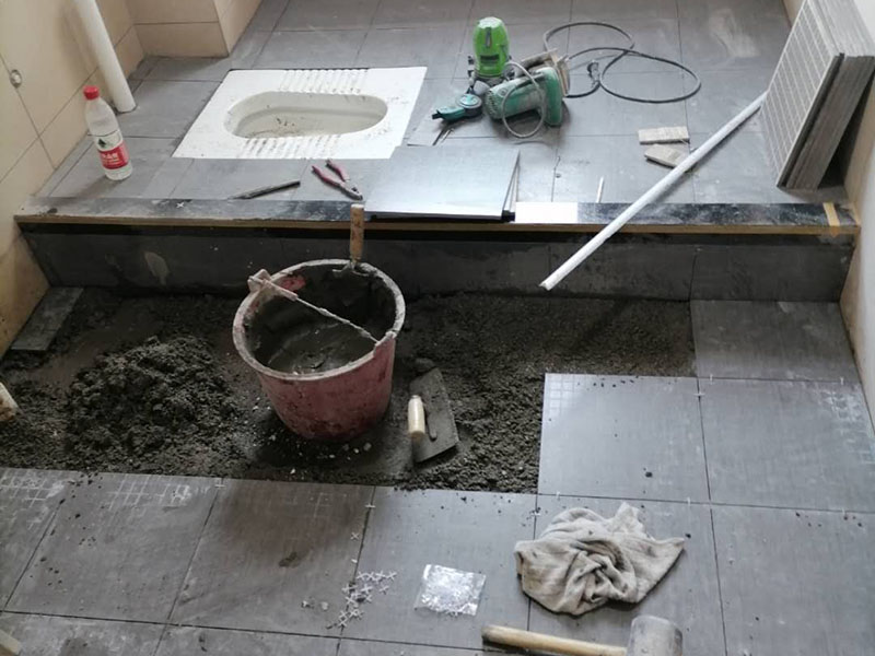 衛(wèi)生間貼磚維修：先選材料，衛(wèi)生間瓷磚我們可以選用小瓷磚，像小方塊這種類型的，這樣自己貼的時(shí)候會(huì)很方便。將水泥與少量建筑膠混合拌勻，做成粘貼劑。把粘貼劑用鏟刀鏟到地面刮平后將瓷磚鋪上，再用鏟刀壓實(shí)，這樣自上而下或自左而右的一排排粘貼即可。全部鋪完后，用白水泥漿美縫，把瓷磚間的間隙填實(shí)，這樣就完成了。