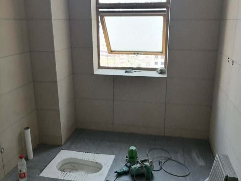 衛(wèi)生間貼磚維修：先選材料，衛(wèi)生間瓷磚我們可以選用小瓷磚，像小方塊這種類型的，這樣自己貼的時(shí)候會(huì)很方便。將水泥與少量建筑膠混合拌勻，做成粘貼劑。把粘貼劑用鏟刀鏟到地面刮平后將瓷磚鋪上，再用鏟刀壓實(shí)，這樣自上而下或自左而右的一排排粘貼即可。全部鋪完后，用白水泥漿美縫，把瓷磚間的間隙填實(shí)，這樣就完成了。