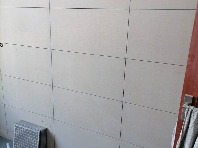 衛(wèi)生間貼磚維修：先選材料，衛(wèi)生間瓷磚我們可以選用小瓷磚，像小方塊這種類型的，這樣自己貼的時(shí)候會(huì)很方便。將水泥與少量建筑膠混合拌勻，做成粘貼劑。把粘貼劑用鏟刀鏟到地面刮平后將瓷磚鋪上，再用鏟刀壓實(shí)，這樣自上而下或自左而右的一排排粘貼即可。全部鋪完后，用白水泥漿美縫，把瓷磚間的間隙填實(shí)，這樣就完成了。