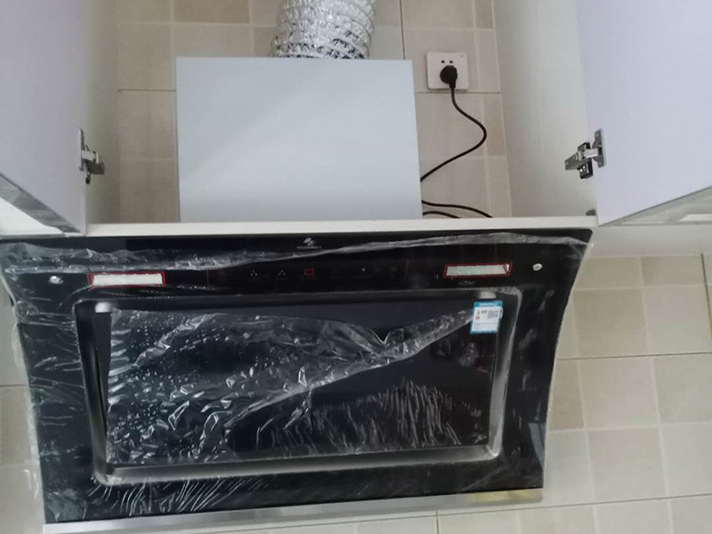 煙機灶具安裝：頂吸式煙機灶具距離灶臺的高度一般在65-75cm間，側(cè)吸式煙機灶具底部距離灶臺距離可以更近，一般在35-45cm間。頂吸式和側(cè)吸式煙機都是水平安裝在灶具正上方，煙機與灶具中心位置重合時吸煙效果最好。千萬不要將煙機灶具安裝在挨近門窗等空氣對流強的位置，非常影響吸煙效果?？赡芎芏嗳苏J(rèn)為離窗戶近一些效果好，這是個誤區(qū)。如果空氣對流過大，油煙在上升至25cm的有效吸力范圍前就已經(jīng)擴散了，煙機吸煙效果不好。一般來說，在進行櫥柜設(shè)計之前，需要將煙機灶具的款式尺寸給到櫥柜廠商，預(yù)留出煙機灶具的位置。保險起見，先安裝櫥柜會比較好，否則容易碰壞煙機灶具。最好的情況是將兩者安排在同一天安裝，協(xié)調(diào)安裝，效果最好。