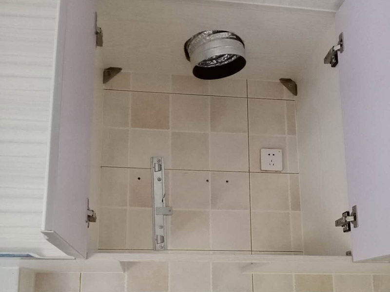 煙機灶具安裝：頂吸式煙機灶具距離灶臺的高度一般在65-75cm間，側(cè)吸式煙機灶具底部距離灶臺距離可以更近，一般在35-45cm間。頂吸式和側(cè)吸式煙機都是水平安裝在灶具正上方，煙機與灶具中心位置重合時吸煙效果最好。千萬不要將煙機灶具安裝在挨近門窗等空氣對流強的位置，非常影響吸煙效果。可能很多人認(rèn)為離窗戶近一些效果好，這是個誤區(qū)。如果空氣對流過大，油煙在上升至25cm的有效吸力范圍前就已經(jīng)擴散了，煙機吸煙效果不好。一般來說，在進行櫥柜設(shè)計之前，需要將煙機灶具的款式尺寸給到櫥柜廠商，預(yù)留出煙機灶具的位置。保險起見，先安裝櫥柜會比較好，否則容易碰壞煙機灶具。最好的情況是將兩者安排在同一天安裝，協(xié)調(diào)安裝，效果最好。