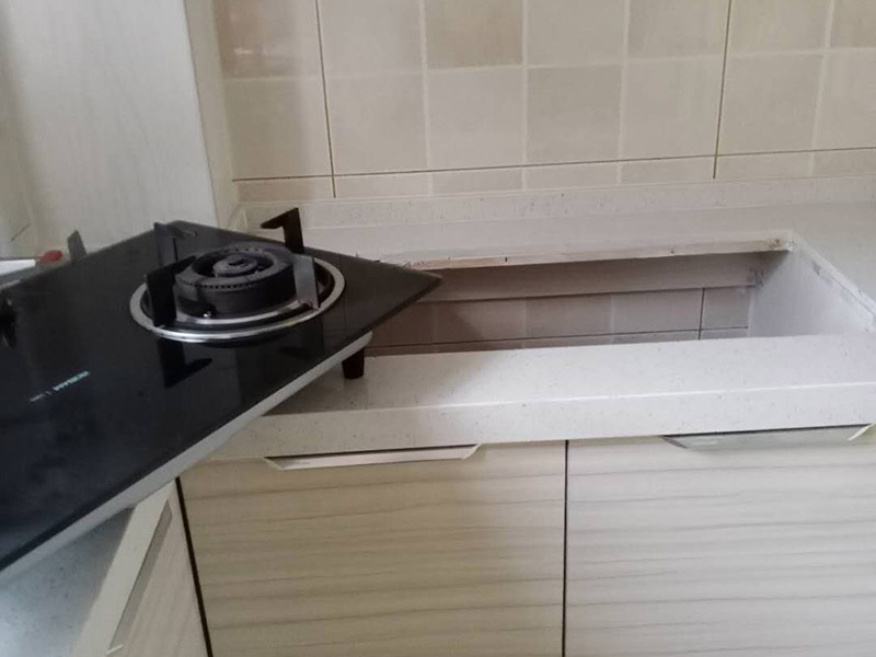 煙機灶具安裝：頂吸式煙機灶具距離灶臺的高度一般在65-75cm間，側(cè)吸式煙機灶具底部距離灶臺距離可以更近，一般在35-45cm間。頂吸式和側(cè)吸式煙機都是水平安裝在灶具正上方，煙機與灶具中心位置重合時吸煙效果最好。千萬不要將煙機灶具安裝在挨近門窗等空氣對流強的位置，非常影響吸煙效果?？赡芎芏嗳苏J(rèn)為離窗戶近一些效果好，這是個誤區(qū)。如果空氣對流過大，油煙在上升至25cm的有效吸力范圍前就已經(jīng)擴散了，煙機吸煙效果不好。一般來說，在進行櫥柜設(shè)計之前，需要將煙機灶具的款式尺寸給到櫥柜廠商，預(yù)留出煙機灶具的位置。保險起見，先安裝櫥柜會比較好，否則容易碰壞煙機灶具。最好的情況是將兩者安排在同一天安裝，協(xié)調(diào)安裝，效果最好。