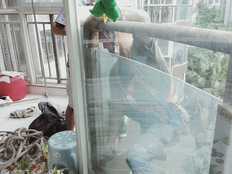 陽臺玻璃更換維修：1.首先我們將要處理的陽臺清理干凈,用水沖洗,自然曬干。 2.處理鋁合金鋼化玻璃框的灰塵,用抹布擦除即可。 3.安裝固定邊條。 4.固定邊條安裝好后,我們將鋁合金鋼化玻璃框擺放至固定邊條上。 5.用十字螺絲刀和自攻螺絲固定玻璃框。