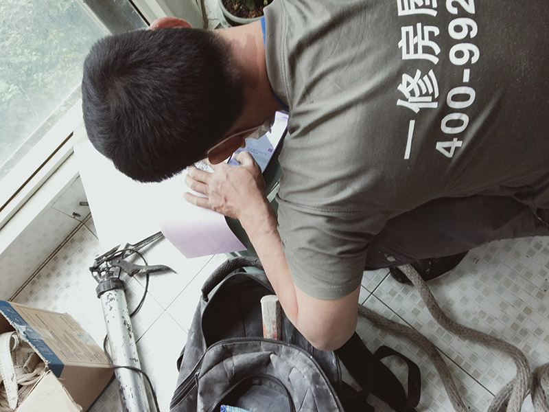 陽臺玻璃更換維修：1.首先我們將要處理的陽臺清理干凈,用水沖洗,自然曬干。 2.處理鋁合金鋼化玻璃框的灰塵,用抹布擦除即可。 3.安裝固定邊條。 4.固定邊條安裝好后,我們將鋁合金鋼化玻璃框擺放至固定邊條上。 5.用十字螺絲刀和自攻螺絲固定玻璃框。