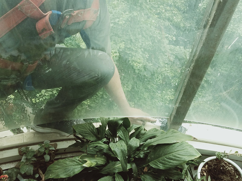 陽臺玻璃更換維修：1.首先我們將要處理的陽臺清理干凈,用水沖洗,自然曬干。 2.處理鋁合金鋼化玻璃框的灰塵,用抹布擦除即可。 3.安裝固定邊條。 4.固定邊條安裝好后,我們將鋁合金鋼化玻璃框擺放至固定邊條上。 5.用十字螺絲刀和自攻螺絲固定玻璃框。