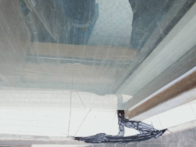 陽臺玻璃更換維修：1.首先我們將要處理的陽臺清理干凈,用水沖洗,自然曬干。 2.處理鋁合金鋼化玻璃框的灰塵,用抹布擦除即可。 3.安裝固定邊條。 4.固定邊條安裝好后,我們將鋁合金鋼化玻璃框擺放至固定邊條上。 5.用十字螺絲刀和自攻螺絲固定玻璃框。