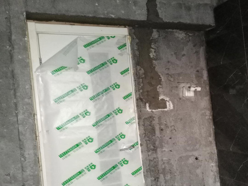 衛(wèi)生間貼瓷磚：首先進行地面清掃，不打掃干凈會翹邊、空鼓的du;放水平線然后分塊;地面要濕潤進行dao灑水;采用兩種砂漿，打砂漿的基層，一般要進行干鋪;地磚是不是出現(xiàn)了空鼓是很重要的;還要在磚底涂抹上漿;鋪貼的時候要用橡皮錘敲擊，做拉縫、表面清理，對瓷磚進行勾縫處理即可。最重要的是保護好成品，以防造成污染和損傷。