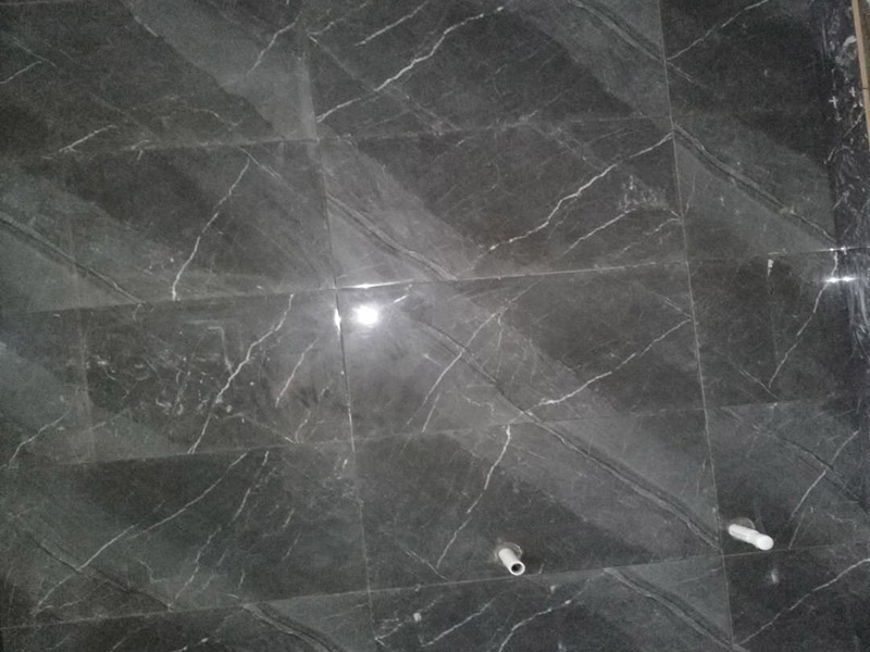 衛(wèi)生間貼瓷磚：首先進行地面清掃，不打掃干凈會翹邊、空鼓的du;放水平線然后分塊;地面要濕潤進行dao灑水;采用兩種砂漿，打砂漿的基層，一般要進行干鋪;地磚是不是出現(xiàn)了空鼓是很重要的;還要在磚底涂抹上漿;鋪貼的時候要用橡皮錘敲擊，做拉縫、表面清理，對瓷磚進行勾縫處理即可。最重要的是保護好成品，以防造成污染和損傷。