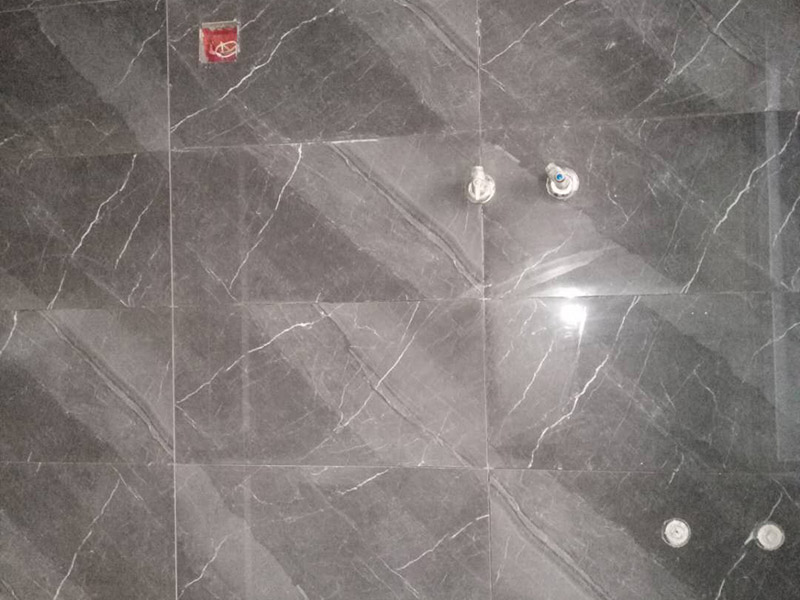 衛(wèi)生間貼瓷磚：首先進行地面清掃，不打掃干凈會翹邊、空鼓的du;放水平線然后分塊;地面要濕潤進行dao灑水;采用兩種砂漿，打砂漿的基層，一般要進行干鋪;地磚是不是出現(xiàn)了空鼓是很重要的;還要在磚底涂抹上漿;鋪貼的時候要用橡皮錘敲擊，做拉縫、表面清理，對瓷磚進行勾縫處理即可。最重要的是保護好成品，以防造成污染和損傷。