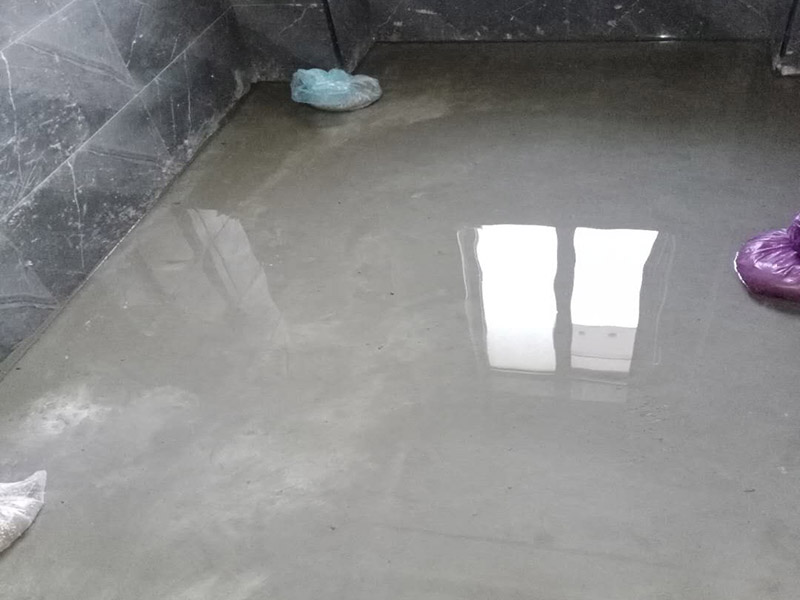衛(wèi)生間防水測試：1.利用水泥砂漿水泥砂漿或豆石混凝土鋪平坡度。訣竅是：地漏附近坡度大，門口附近坡度小。 2.利用管根密封膏封嚴(yán)管線，管線要穿透樓板根部。刷防水涂料時(shí)可以貼1-2層玻璃絲布加強(qiáng)防水性。 3.墻壁表面打磨成干凈平光沒有顆粒灰塵，墻壁與地面的交接區(qū)域注意原角和坡角的設(shè)置。 .聚氨酯防水涂膜由管根和墻角處開始進(jìn)行涂抹，在常溫下經(jīng)過4小時(shí)放干后，再大面積涂抹和刮刷。注意涂料總厚度大于1. 5毫米，不能有漏刮和鼓泡的不良現(xiàn)象。24小時(shí)后立面涂刷下一層，之后再以垂直的方向進(jìn)行二次涂刷。最后涂膜半固化，拋甩粗砂粒方便與水泥砂漿融合。 5.防水層的設(shè)置與具體區(qū)域有關(guān)。防水地面的防水層應(yīng)高出地面200寬，地面防水層應(yīng)超出衛(wèi)生間門口以外300寬。而又淋浴的衛(wèi)生間墻面防水層則應(yīng)設(shè)置為高出地面1800寬。 6.展開閉水實(shí)驗(yàn)的時(shí)候，先完成防水工作再利用包立管方法。之后再局部進(jìn)行防水。閉水試驗(yàn)也可為了避免破壞地面防水層而免做。