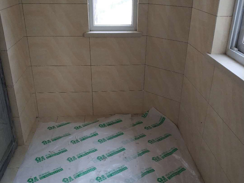 陽臺改造裝修：首先在裝修的時候，自己所需要知道的技巧，要保護好整體的結構化。所以在房子的梁柱結構是不能去進行改造的。第一種的技巧就是去將陽臺直接的重新的粉刷，那么就是使得這樣的老舊的痕跡消除，或者是直接的拆掉，重新安裝別的。裝修陽臺還可以將地面的瓷磚或者地板重新的拆開再去安裝，這樣的做法是能起到一個很好的效果的。