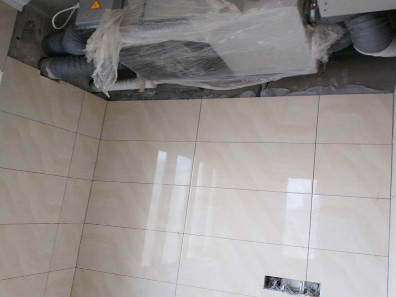 陽臺改造裝修：首先在裝修的時候，自己所需要知道的技巧，要保護好整體的結構化。所以在房子的梁柱結構是不能去進行改造的。第一種的技巧就是去將陽臺直接的重新的粉刷，那么就是使得這樣的老舊的痕跡消除，或者是直接的拆掉，重新安裝別的。裝修陽臺還可以將地面的瓷磚或者地板重新的拆開再去安裝，這樣的做法是能起到一個很好的效果的。