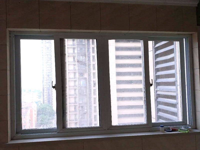 陽臺改造裝修：首先在裝修的時候，自己所需要知道的技巧，要保護好整體的結構化。所以在房子的梁柱結構是不能去進行改造的。第一種的技巧就是去將陽臺直接的重新的粉刷，那么就是使得這樣的老舊的痕跡消除，或者是直接的拆掉，重新安裝別的。裝修陽臺還可以將地面的瓷磚或者地板重新的拆開再去安裝，這樣的做法是能起到一個很好的效果的。