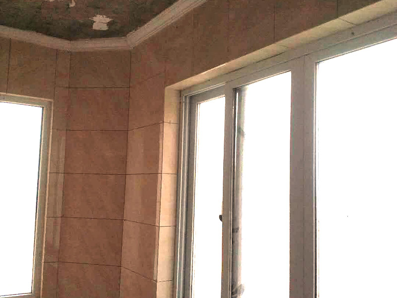 陽臺改造裝修：首先在裝修的時候，自己所需要知道的技巧，要保護好整體的結構化。所以在房子的梁柱結構是不能去進行改造的。第一種的技巧就是去將陽臺直接的重新的粉刷，那么就是使得這樣的老舊的痕跡消除，或者是直接的拆掉，重新安裝別的。裝修陽臺還可以將地面的瓷磚或者地板重新的拆開再去安裝，這樣的做法是能起到一個很好的效果的。