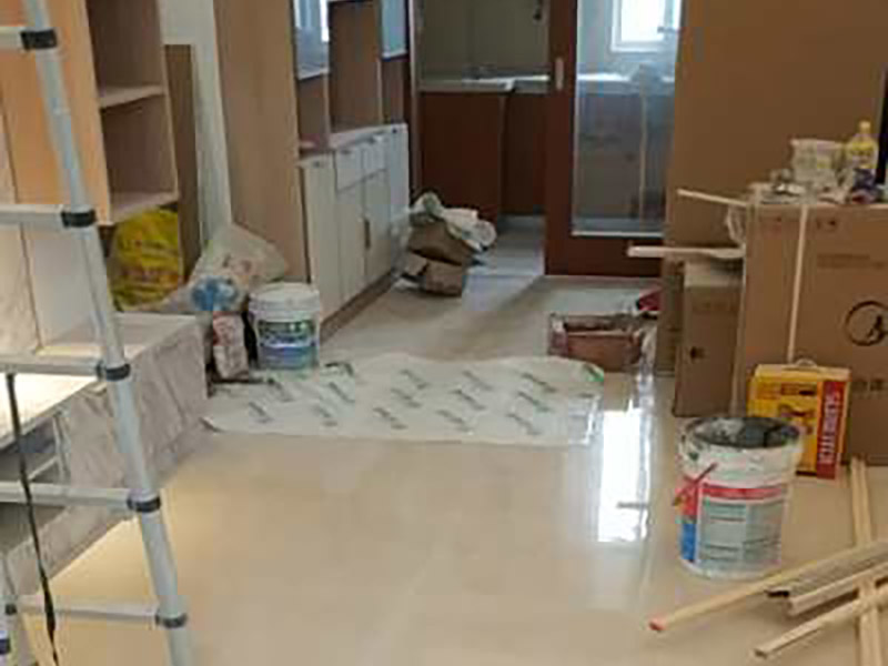 陽臺改造裝修：首先在裝修的時候，自己所需要知道的技巧，要保護好整體的結構化。所以在房子的梁柱結構是不能去進行改造的。第一種的技巧就是去將陽臺直接的重新的粉刷，那么就是使得這樣的老舊的痕跡消除，或者是直接的拆掉，重新安裝別的。裝修陽臺還可以將地面的瓷磚或者地板重新的拆開再去安裝，這樣的做法是能起到一個很好的效果的。