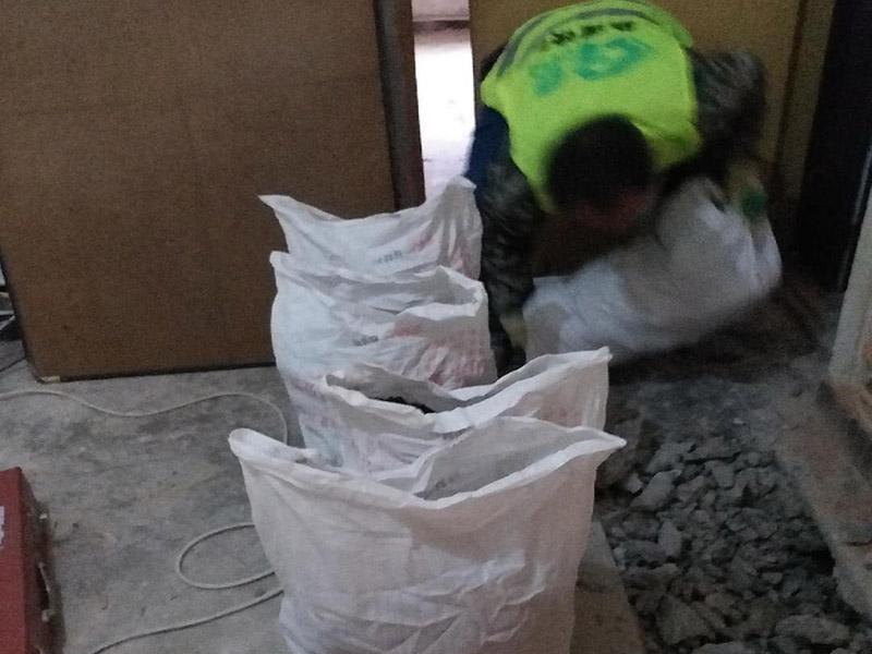 地面開槽建渣處理:1、開槽過程中，不允許出現(xiàn)在承重墻面橫向開槽大于100cm的現(xiàn)象，因?yàn)闄M向開槽將破壞整樓的承重，使得抗震能力降低而且墻面容易開裂。如果是保溫墻的話，開很長(zhǎng)的橫槽有可能會(huì)導(dǎo)致開槽上部的保溫層整體脫落。墻面開槽一般都應(yīng)該是豎向垂直開槽。 　　2、預(yù)埋直徑1.6cm的線管墻體開槽的深度不得小于3cm，這樣封槽后刮膩?zhàn)泳筒怀霈F(xiàn)墻面不平整的現(xiàn)象了，也避免時(shí)間長(zhǎng)了因封槽太淺導(dǎo)致墻漆開裂。 　　3、開槽過程中如遇線管90&deg;彎時(shí)，應(yīng)擴(kuò)大開槽的位置，使線管能呈現(xiàn)出兩個(gè)45&deg;彎，以便于施工過程中穿線和日后檢修。 　　4、線槽和線槽的距離不能小于100mm，同一條線槽內(nèi)布線管數(shù)不建議超過6根。 　　5、天花吊燈位移位時(shí)，樓板頂面的開槽一定要注意鋼筋位置，打槽的深度約10mm，便于穿黃臘管后并綁膠布布線，嚴(yán)禁裸線布設(shè)。