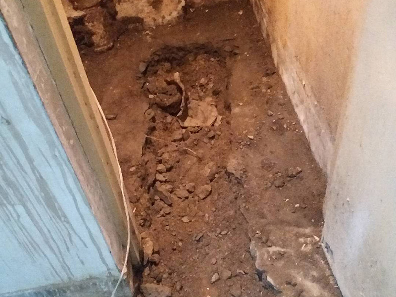 地面開槽建渣處理:1、開槽過程中，不允許出現(xiàn)在承重墻面橫向開槽大于100cm的現(xiàn)象，因?yàn)闄M向開槽將破壞整樓的承重，使得抗震能力降低而且墻面容易開裂。如果是保溫墻的話，開很長(zhǎng)的橫槽有可能會(huì)導(dǎo)致開槽上部的保溫層整體脫落。墻面開槽一般都應(yīng)該是豎向垂直開槽。 　　2、預(yù)埋直徑1.6cm的線管墻體開槽的深度不得小于3cm，這樣封槽后刮膩?zhàn)泳筒怀霈F(xiàn)墻面不平整的現(xiàn)象了，也避免時(shí)間長(zhǎng)了因封槽太淺導(dǎo)致墻漆開裂。 　　3、開槽過程中如遇線管90&deg;彎時(shí)，應(yīng)擴(kuò)大開槽的位置，使線管能呈現(xiàn)出兩個(gè)45&deg;彎，以便于施工過程中穿線和日后檢修。 　　4、線槽和線槽的距離不能小于100mm，同一條線槽內(nèi)布線管數(shù)不建議超過6根。 　　5、天花吊燈位移位時(shí)，樓板頂面的開槽一定要注意鋼筋位置，打槽的深度約10mm，便于穿黃臘管后并綁膠布布線，嚴(yán)禁裸線布設(shè)。