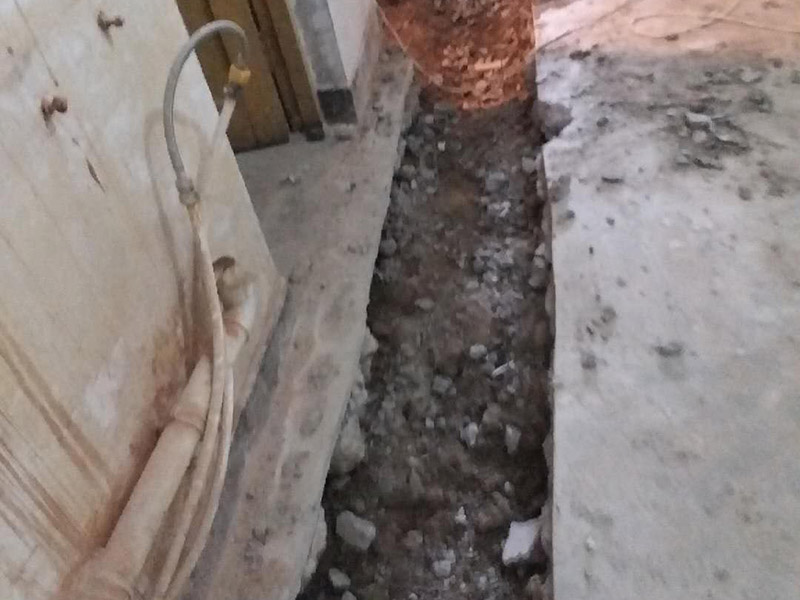 地面開槽建渣處理:1、開槽過程中，不允許出現(xiàn)在承重墻面橫向開槽大于100cm的現(xiàn)象，因?yàn)闄M向開槽將破壞整樓的承重，使得抗震能力降低而且墻面容易開裂。如果是保溫墻的話，開很長(zhǎng)的橫槽有可能會(huì)導(dǎo)致開槽上部的保溫層整體脫落。墻面開槽一般都應(yīng)該是豎向垂直開槽。 　　2、預(yù)埋直徑1.6cm的線管墻體開槽的深度不得小于3cm，這樣封槽后刮膩?zhàn)泳筒怀霈F(xiàn)墻面不平整的現(xiàn)象了，也避免時(shí)間長(zhǎng)了因封槽太淺導(dǎo)致墻漆開裂。 　　3、開槽過程中如遇線管90&deg;彎時(shí)，應(yīng)擴(kuò)大開槽的位置，使線管能呈現(xiàn)出兩個(gè)45&deg;彎，以便于施工過程中穿線和日后檢修。 　　4、線槽和線槽的距離不能小于100mm，同一條線槽內(nèi)布線管數(shù)不建議超過6根。 　　5、天花吊燈位移位時(shí)，樓板頂面的開槽一定要注意鋼筋位置，打槽的深度約10mm，便于穿黃臘管后并綁膠布布線，嚴(yán)禁裸線布設(shè)。