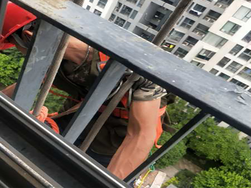 高空外墻防水：(1)窗框與墻體接縫防水密封，先后采用泡沫填縫劑和密封材料進行施工。泡沫填縫劑為單組份聚氨酯發(fā)泡填縫材料。密封材料為單組份密封填充防水密封膠。 (2)外墻預(yù)留伸縮縫防水密封，采用單組份密封填充防水密封膠 (3)外墻面洞和較大裂縫防水密封前用噴水槍等工具將待治理的外墻面、伸縮縫、窗框等部位清理干凈，使施工的外墻面及縫、孔、洞部位達到無油、無塵土、無水泥松散顆粒等雜物。   待其干燥后，將孔、洞、縫用防水密封材料嵌填密實，并達到與原顏色一致，再用快速堵漏靈和透明防水膠膜進行精心施工。