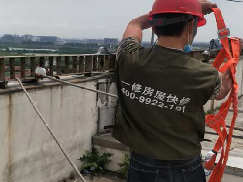 高空外墻防水：(1)窗框與墻體接縫防水密封，先后采用泡沫填縫劑和密封材料進行施工。泡沫填縫劑為單組份聚氨酯發(fā)泡填縫材料。密封材料為單組份密封填充防水密封膠。 (2)外墻預(yù)留伸縮縫防水密封，采用單組份密封填充防水密封膠 (3)外墻面洞和較大裂縫防水密封前用噴水槍等工具將待治理的外墻面、伸縮縫、窗框等部位清理干凈，使施工的外墻面及縫、孔、洞部位達到無油、無塵土、無水泥松散顆粒等雜物。   待其干燥后，將孔、洞、縫用防水密封材料嵌填密實，并達到與原顏色一致，再用快速堵漏靈和透明防水膠膜進行精心施工。