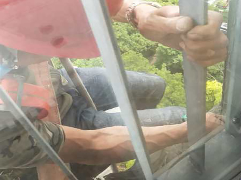 高空外墻防水：(1)窗框與墻體接縫防水密封，先后采用泡沫填縫劑和密封材料進行施工。泡沫填縫劑為單組份聚氨酯發(fā)泡填縫材料。密封材料為單組份密封填充防水密封膠。 (2)外墻預(yù)留伸縮縫防水密封，采用單組份密封填充防水密封膠 (3)外墻面洞和較大裂縫防水密封前用噴水槍等工具將待治理的外墻面、伸縮縫、窗框等部位清理干凈，使施工的外墻面及縫、孔、洞部位達到無油、無塵土、無水泥松散顆粒等雜物。   待其干燥后，將孔、洞、縫用防水密封材料嵌填密實，并達到與原顏色一致，再用快速堵漏靈和透明防水膠膜進行精心施工。