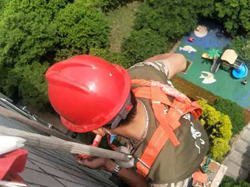 高空外墻防水：(1)窗框與墻體接縫防水密封，先后采用泡沫填縫劑和密封材料進行施工。泡沫填縫劑為單組份聚氨酯發(fā)泡填縫材料。密封材料為單組份密封填充防水密封膠。 (2)外墻預(yù)留伸縮縫防水密封，采用單組份密封填充防水密封膠 (3)外墻面洞和較大裂縫防水密封前用噴水槍等工具將待治理的外墻面、伸縮縫、窗框等部位清理干凈，使施工的外墻面及縫、孔、洞部位達到無油、無塵土、無水泥松散顆粒等雜物。   待其干燥后，將孔、洞、縫用防水密封材料嵌填密實，并達到與原顏色一致，再用快速堵漏靈和透明防水膠膜進行精心施工。