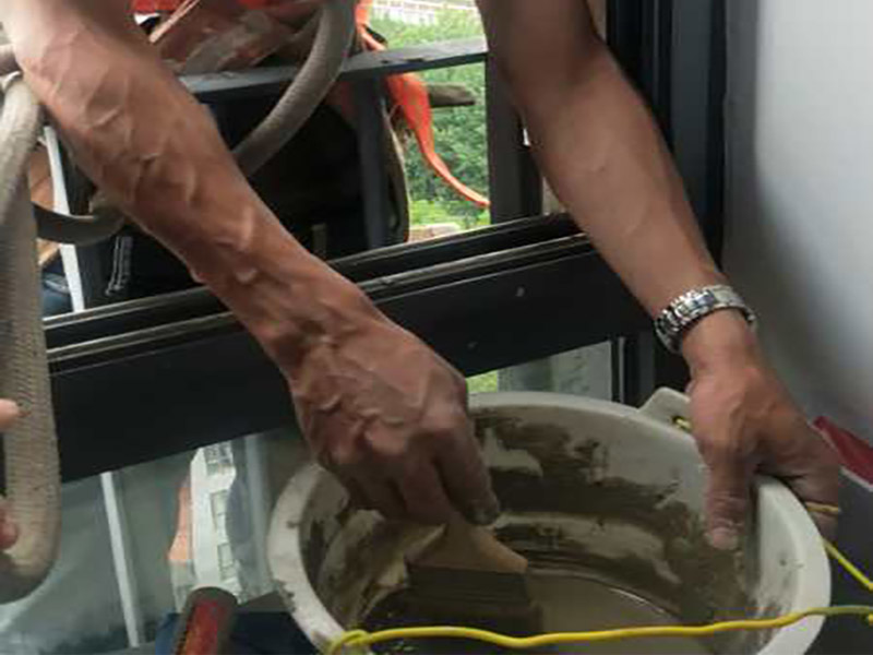 高空外墻防水：(1)窗框與墻體接縫防水密封，先后采用泡沫填縫劑和密封材料進行施工。泡沫填縫劑為單組份聚氨酯發(fā)泡填縫材料。密封材料為單組份密封填充防水密封膠。 (2)外墻預(yù)留伸縮縫防水密封，采用單組份密封填充防水密封膠 (3)外墻面洞和較大裂縫防水密封前用噴水槍等工具將待治理的外墻面、伸縮縫、窗框等部位清理干凈，使施工的外墻面及縫、孔、洞部位達到無油、無塵土、無水泥松散顆粒等雜物。   待其干燥后，將孔、洞、縫用防水密封材料嵌填密實，并達到與原顏色一致，再用快速堵漏靈和透明防水膠膜進行精心施工。