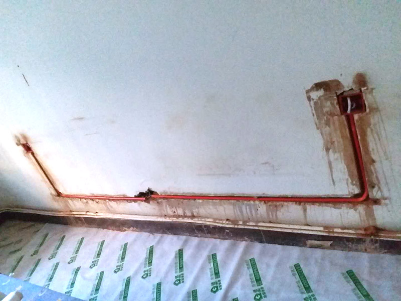 墻面電路開槽：進(jìn)行各種線路移位改造時，應(yīng)首先確定線路終端插座的位置，并在墻面標(biāo)畫出準(zhǔn)確的位置和尺寸，然后向就近的同類插座引線，引線的方法是:如果插座在墻的上部，在墻面垂直向上開槽，至墻的頂部安裝裝飾角線的安裝線內(nèi)；如果是在墻的下部，垂直向下開槽，至安裝踢腳板的底部。槽深15毫米左右，將電線導(dǎo)線裝入護(hù)線套管，臥入墻面槽內(nèi)，用水泥砂漿抹平，使之固定在墻內(nèi)。如果原插座保留，則重新安裝在原位置上，如果不保留，則應(yīng)用磚塊填堵后，用水泥砂漿抹平。沿地面的導(dǎo)線，在安裝踢腳板時，臥于踢腳板的底部內(nèi)側(cè)，沿頂角的導(dǎo)線，在安裝裝飾線時，隱蔽在裝飾角線的內(nèi)部。