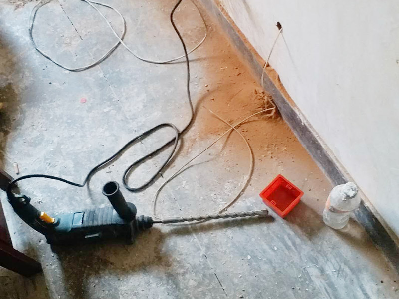 墻面電路開槽：進(jìn)行各種線路移位改造時，應(yīng)首先確定線路終端插座的位置，并在墻面標(biāo)畫出準(zhǔn)確的位置和尺寸，然后向就近的同類插座引線，引線的方法是:如果插座在墻的上部，在墻面垂直向上開槽，至墻的頂部安裝裝飾角線的安裝線內(nèi)；如果是在墻的下部，垂直向下開槽，至安裝踢腳板的底部。槽深15毫米左右，將電線導(dǎo)線裝入護(hù)線套管，臥入墻面槽內(nèi)，用水泥砂漿抹平，使之固定在墻內(nèi)。如果原插座保留，則重新安裝在原位置上，如果不保留，則應(yīng)用磚塊填堵后，用水泥砂漿抹平。沿地面的導(dǎo)線，在安裝踢腳板時，臥于踢腳板的底部內(nèi)側(cè)，沿頂角的導(dǎo)線，在安裝裝飾線時，隱蔽在裝飾角線的內(nèi)部。