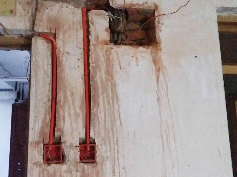 墻面電路開槽：進(jìn)行各種線路移位改造時，應(yīng)首先確定線路終端插座的位置，并在墻面標(biāo)畫出準(zhǔn)確的位置和尺寸，然后向就近的同類插座引線，引線的方法是:如果插座在墻的上部，在墻面垂直向上開槽，至墻的頂部安裝裝飾角線的安裝線內(nèi)；如果是在墻的下部，垂直向下開槽，至安裝踢腳板的底部。槽深15毫米左右，將電線導(dǎo)線裝入護(hù)線套管，臥入墻面槽內(nèi)，用水泥砂漿抹平，使之固定在墻內(nèi)。如果原插座保留，則重新安裝在原位置上，如果不保留，則應(yīng)用磚塊填堵后，用水泥砂漿抹平。沿地面的導(dǎo)線，在安裝踢腳板時，臥于踢腳板的底部內(nèi)側(cè)，沿頂角的導(dǎo)線，在安裝裝飾線時，隱蔽在裝飾角線的內(nèi)部。