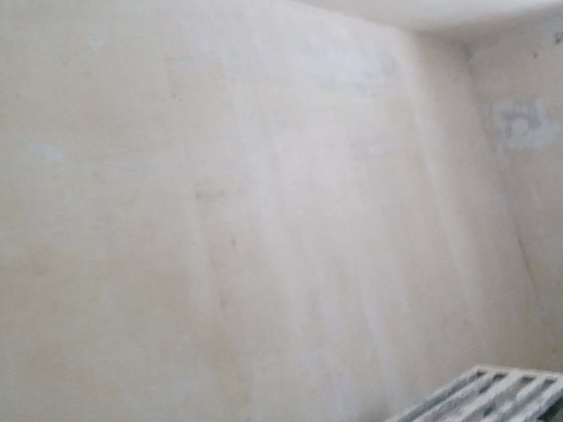 墻面清理翻新：墻面在進行刷漆的時候，把之前粘貼在墻面上的壁紙給拆下，否則壁紙蓋住的地方就會看不到。用批土刀來修整墻體的表面，有的墻面會出現(xiàn)污漬、開裂、起泡等現(xiàn)象，都要及時做處理。底漆一般不用特別來處理的墻面，如果是問題的墻面，那么就要針對相應(yīng)的墻面問題來選擇專治問題的底漆。墻面涂刷的時候應(yīng)該先從頂部開始再往下刷，否則會造成油漆滴落弄花已完成的墻面。