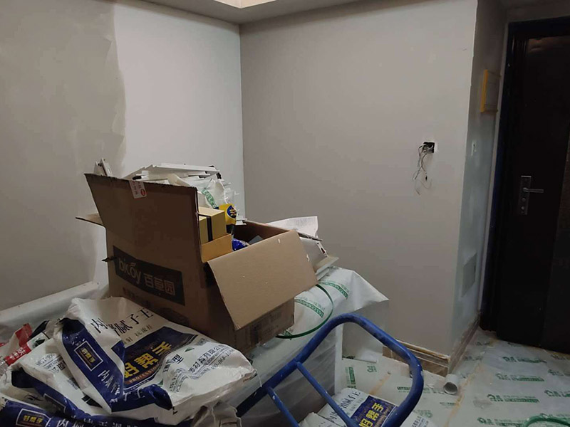 墻面清理翻新：墻面在進行刷漆的時候，把之前粘貼在墻面上的壁紙給拆下，否則壁紙蓋住的地方就會看不到。用批土刀來修整墻體的表面，有的墻面會出現(xiàn)污漬、開裂、起泡等現(xiàn)象，都要及時做處理。底漆一般不用特別來處理的墻面，如果是問題的墻面，那么就要針對相應(yīng)的墻面問題來選擇專治問題的底漆。墻面涂刷的時候應(yīng)該先從頂部開始再往下刷，否則會造成油漆滴落弄花已完成的墻面。