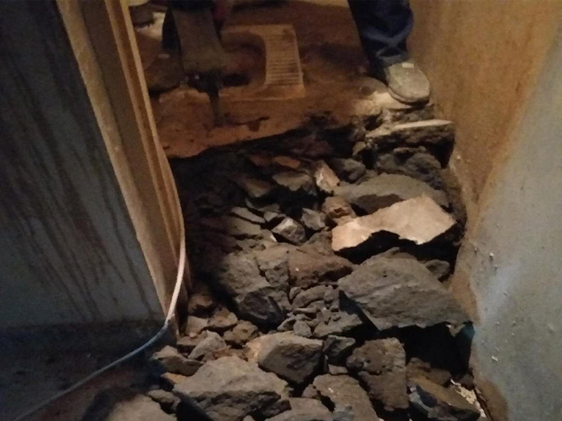 衛(wèi)生間拆除貼磚：用鑿子鑿慢慢鑿，清理起來還是比較快的。將其擊碎輕輕敲擊各面磚，找到一塊背空的，再?gòu)钠鋫?cè)面可將各塊瓷磚一一撬下（用扁鏟或扁口的其它硬質(zhì)金屬工具）即可專業(yè)一般都使用電錘，快捷并且拆除的比較干凈。專業(yè)人士用電鏟快，請(qǐng)專業(yè)技術(shù)人員用電鎬清理就比較容易了，記住一定要平頭的。用電錘最快。 首先進(jìn)行地面清掃，不打掃干凈會(huì)翹邊、空鼓的;放水平線然后分塊;地面要濕潤(rùn)進(jìn)行灑水;采用兩種砂漿，打砂漿的基層，一般要進(jìn)行干鋪;地磚是不是出現(xiàn)了空鼓是很重要的;還要在磚底涂抹上漿;鋪貼的時(shí)候要用橡皮錘敲擊，做拉縫、表面清理，對(duì)瓷磚進(jìn)行勾縫處理即可。最重要的是保護(hù)好成品，以防造成污染和損傷。