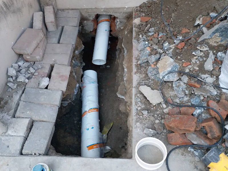 管道更換維修：1.水管安裝后一定要進(jìn)行增壓測(cè)試：增壓測(cè)試一般是在1.5倍水壓的情況下進(jìn)行,在測(cè)試中應(yīng)沒(méi)有漏水現(xiàn)象。 2.在沒(méi)有加壓條件下的簡(jiǎn)單測(cè)試方法，但不完全可行。 3.水管走向：建議水管走頂最安全。主要是水路改造大部分走暗管，而水。