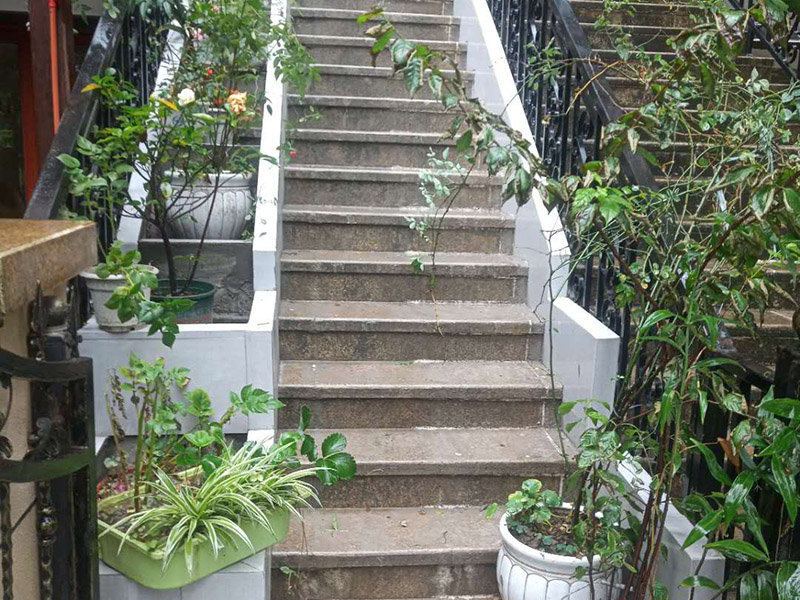 戶外樓梯加花壇：用測量儀器把花壇群中主花壇中心點(diǎn)坐標(biāo)測量到地面上，再把縱橫中軸線上的其他中心點(diǎn)的坐標(biāo)測設(shè)下來，將各中心點(diǎn)連線，即在地面上放出花壇群的縱橫軸線。放線完成后，應(yīng)沿著已有的花壇邊線開挖邊緣石基槽?；鄣拈_挖寬度應(yīng)比邊緣石基礎(chǔ)寬10厘米左右，深度可在12～20厘米之間。槽底土面要整平、夯實(shí)，有松軟處要進(jìn)行加固，不得留下不均勻沉降的隱患。在砌基礎(chǔ)之前，槽底還應(yīng)做一個(gè)3～5厘米厚的粗砂墊層，用于基礎(chǔ)施工找平。